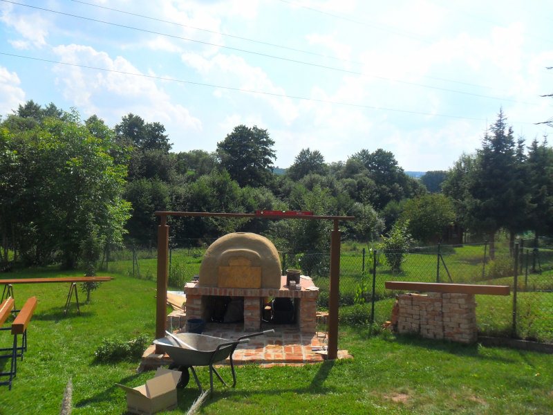 Die ersten Balken für die Dachkonstruktion stehen. Schön aufpassen, dass alles Waage ist.