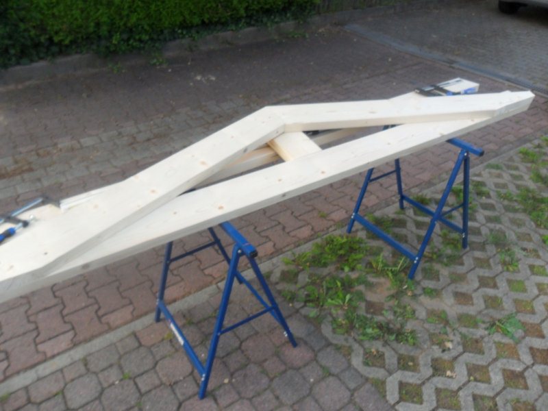 Eine Probekontruktion, die aufgesetzt wurde und dann wieder zerlegt als Vorlage für die anderen Elemente dient. ACHTUNG: ich baue giebellos - spart Bauhelfer und ist einfacher (fand ich jedenfalls).