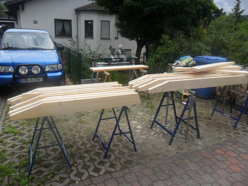 Hier mal fleissig am verfielfältigen. Danach Fäulnisschutzanstrich und 3x Farbe (2x hätte auch reichen sollen!