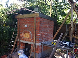 Schalung für den Ringanker wird auf dem Ofen gefertigt und verschraubt