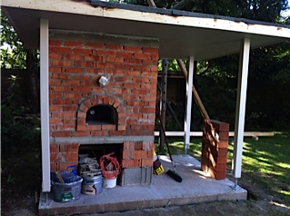 Auf dem Ringanker werden nun die Platten für die Dachkonstruktion verschraubt und anschließend die Stützen angebracht.