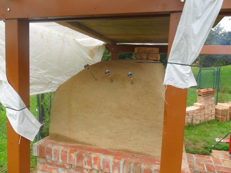 Hier sehr schön die Hülsen mit den Thermometern zu sehen. Wichtig, damit die Thermometer entnommen werden können, während die Hitze für diese zu hoch ist - in der Anfeuerphase. Ausserdem sind die Hülsen unterschiedlich tief im Lehm um die &quot;Speicherung&quot; im Lehm verfolgen zu können.