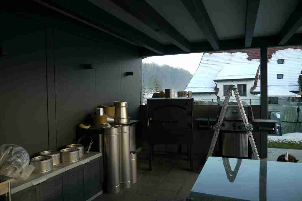 Standort der künftigen Outdoorküche. Der Ofen steht schon mal.