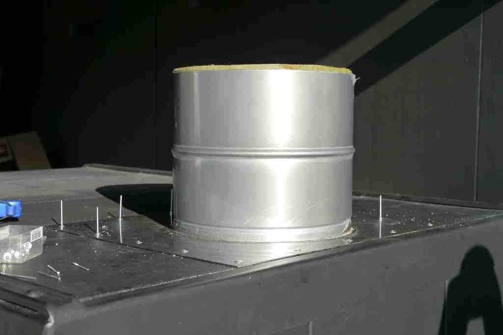 mittels Popniete fest mit dem Ofen verheiratet.