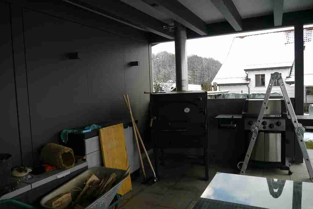 Kaminrohre zusammengesteckt und verschraubt.