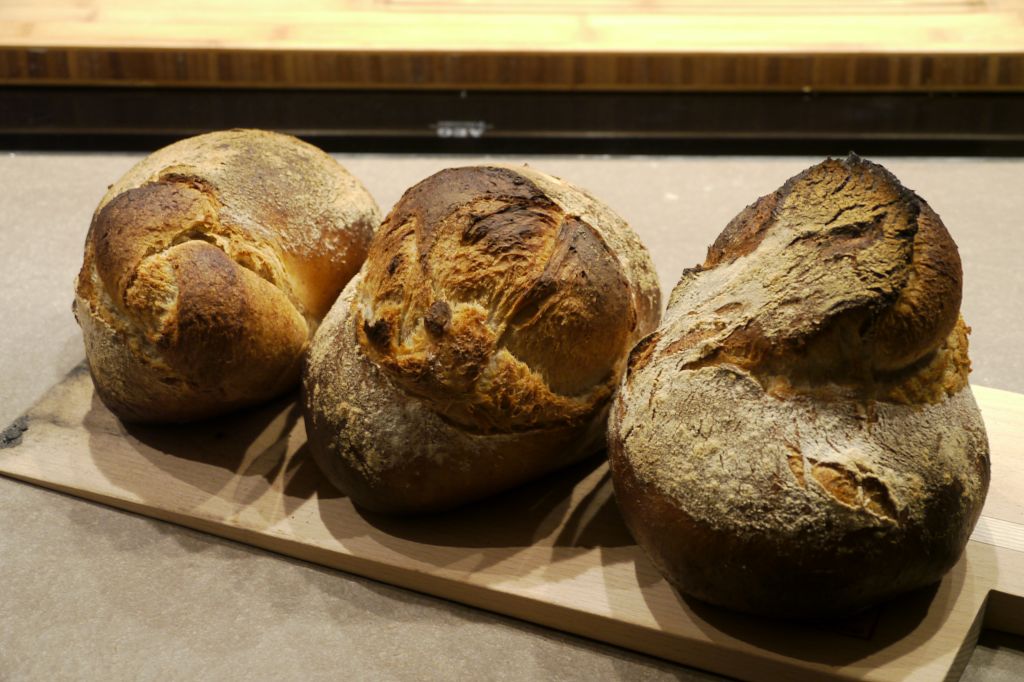 Beim ersten Backversuch mit Brot bei 220° eingeschossen. ....etwas zu heiss....aber meine Frau mag es so dunkel....;-)