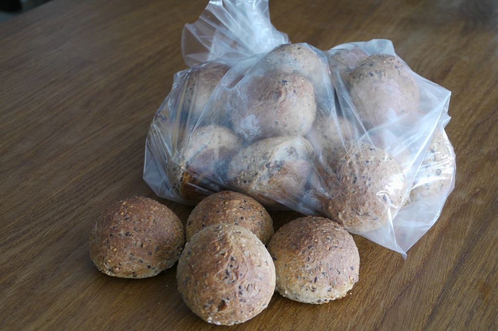 Ein Gefrierbeutel voller Dinkelbrötchen