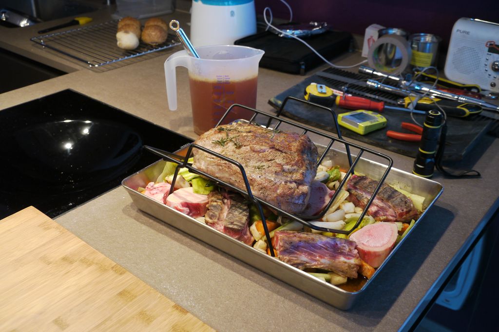 Der Schweinebraten muss auch noch in den Ofen