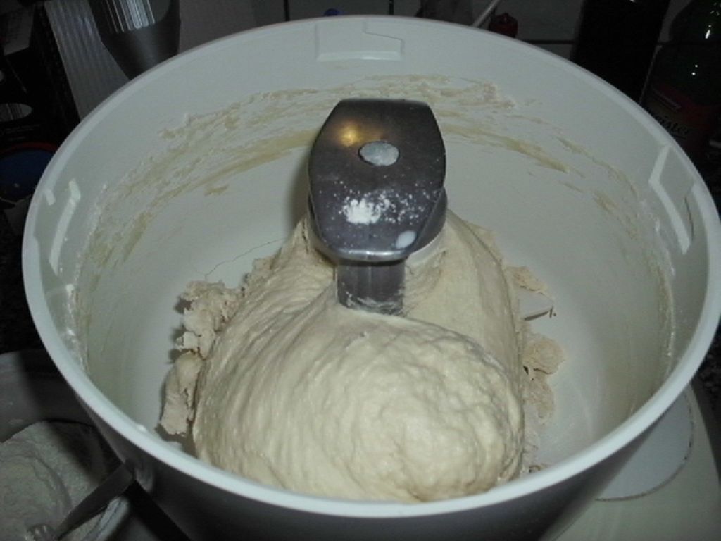 Mehl zugefügt bis sich der Teig vom Rand löst