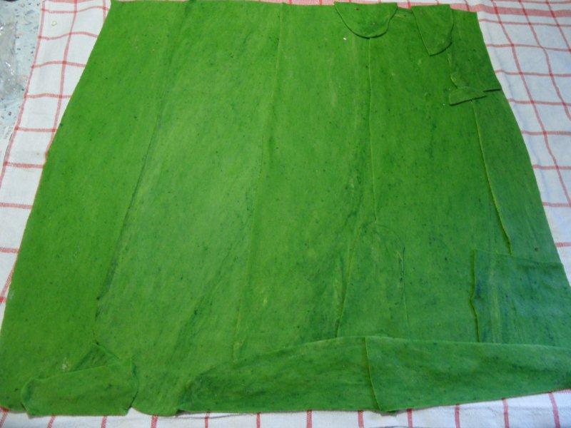 der Bärlauch-Nudelteig zu Platten gewalzt, ausgelegt und zurechtgeschnitten