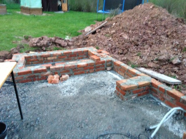 Die ersten Reihen sitzen. Nur da wo der Rocket-Stove hinkommt mach ich mal langsam. Will ich erstmal testen, obs klappt.