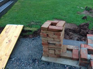 Hier der Testaufbau des Rocket-Stove. Bevor ich ernst mache und unveränderliche Tatsachen schaffe, dachte ich, dass es besser sei, erst ein Provisorium zu bauen.