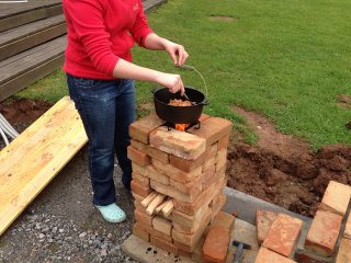 Natürlich wollten wir den mal ausprobieren. Die Dame auf dem Bild ist meine Tochter, die die Dosensuppe (war ja nur ein Test) fertiggemacht hat.