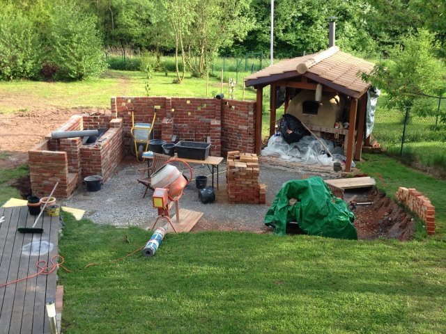 So, es wird langsam. Links inzwischen fertiggestellt die Einfassung für den Rocket-Stove.