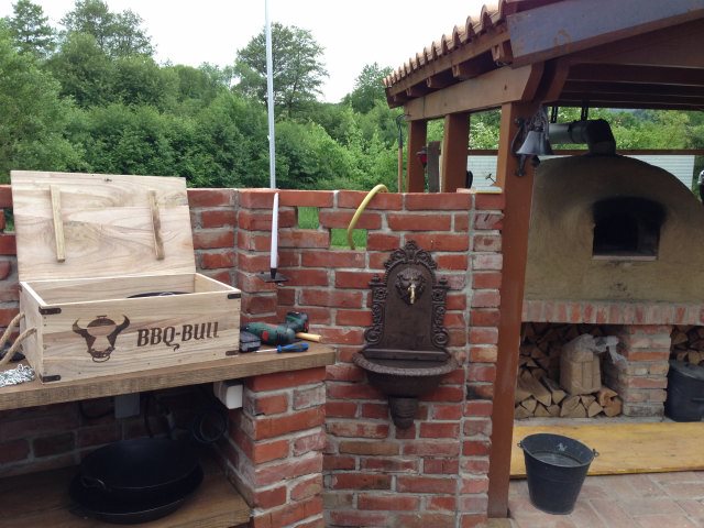 waschbecken ist dran, wasser im moment noch durch den schlauch. löst sich in kürze