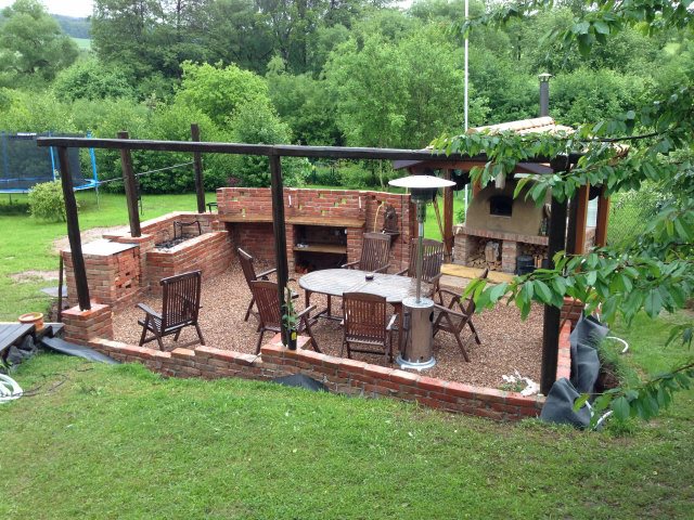 HURRA - SO IST GESCHEHEN!!!<br /><br />nur noch lampen dran, sonnensegel drüber und gräben auffüllen...... aber schon voll nutzbar, darauf kommt es an.