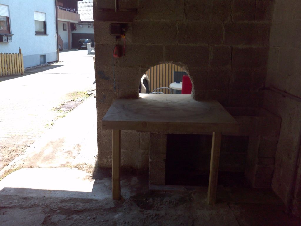 Der Blick auf die erst kürzlich gegossene Lagerplatte für den Backraum