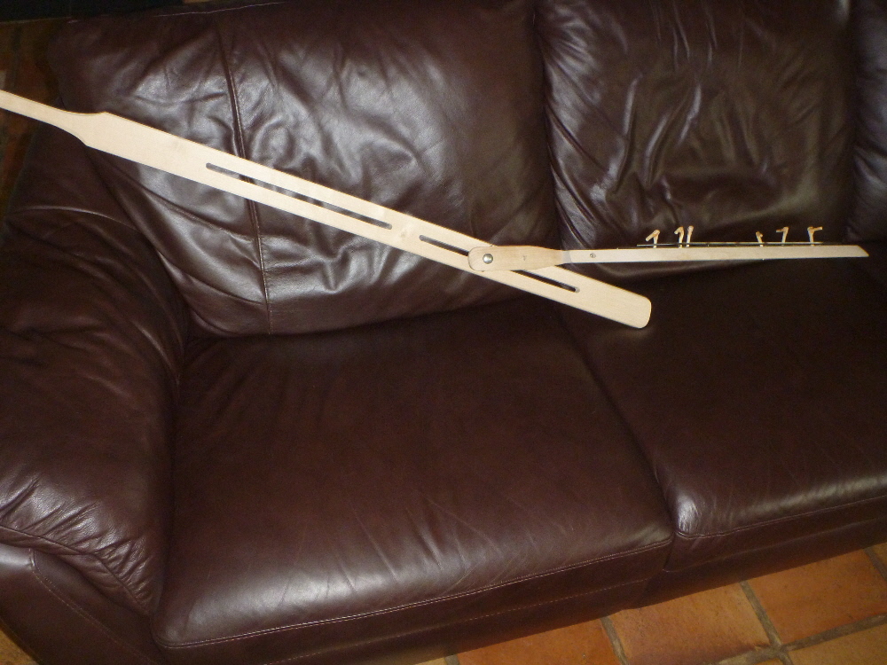 Erdspiess mit Brett fixiert,durch Schraube kann das Brett in der Neigung zum Feuer positioniert werden.