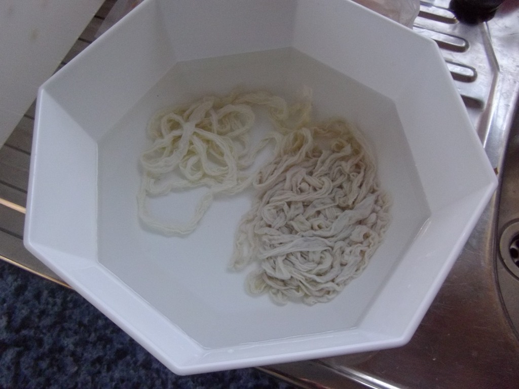 Links der Schweinedarm.<br />Rechts der Schafs- Saitling