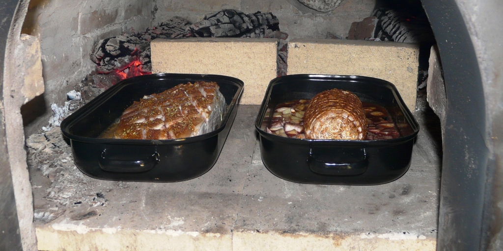 Schweinebraten und Rolli im Ofen.JPG