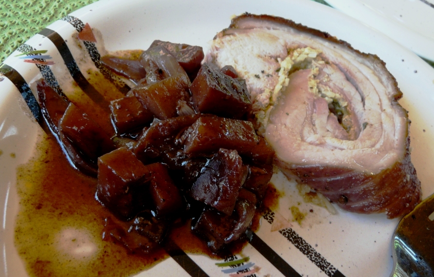 Spanferkelrolli fertig angerichtet.JPG