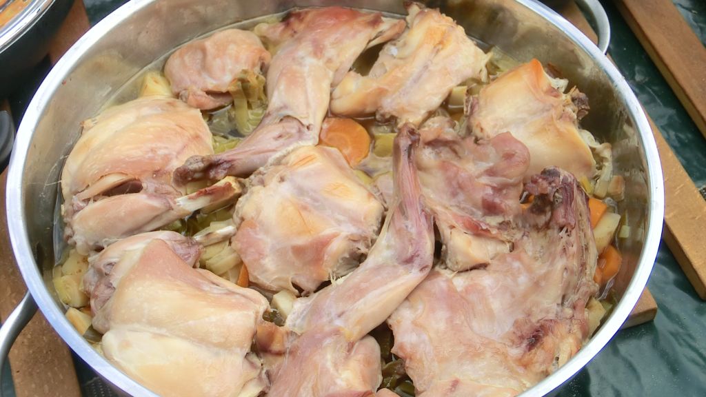 Kaninchen  auf Gemüse