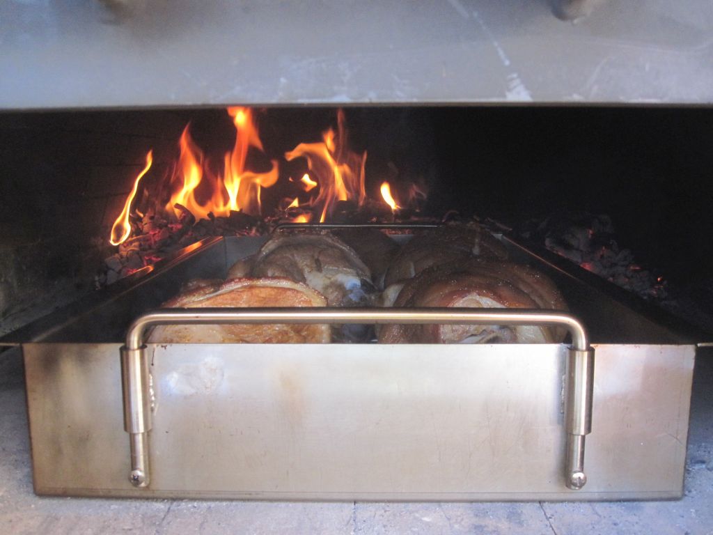 Schweinshaxen werden aufgeknuspert.jpg