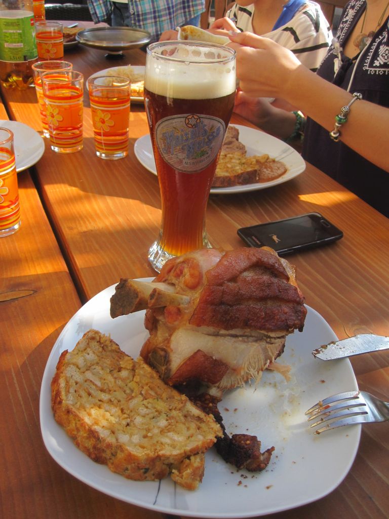 Schweinshaxen angerichtet uns angeschnitten.jpg