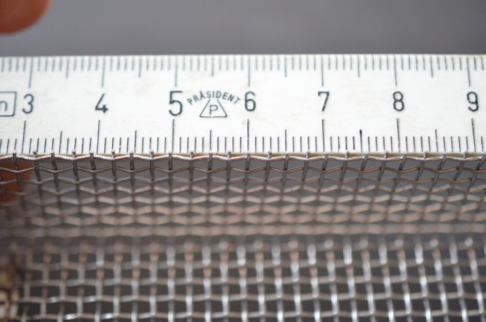 Das Gewebe ist dünner und die Öffnungen sind größer als beim Bee**tal.