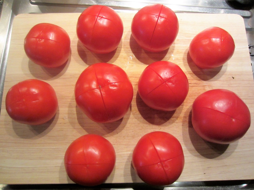 Tomaten kreuzweise einschneiden.JPG
