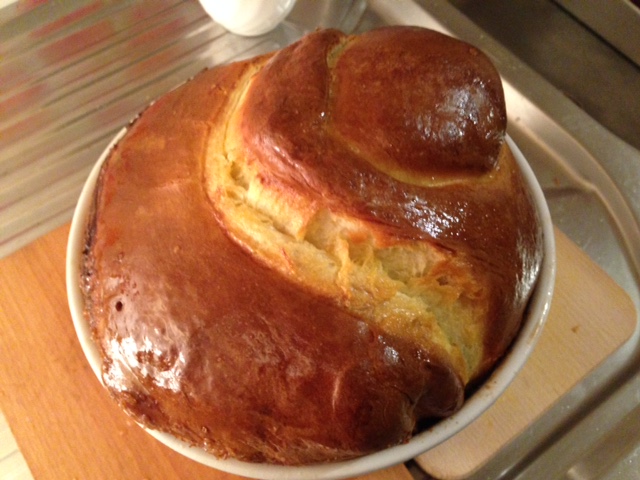 Reindling aus dem Ofen geholt und mit geschmolzener Butter bepinselt