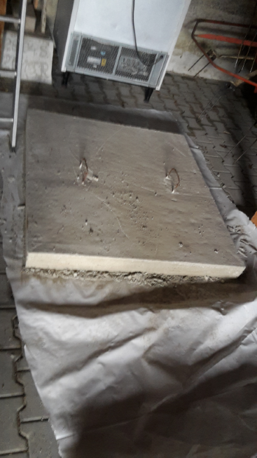 Die fertige Zwischenplatte.<br />Diese wollen wir mit dem Radlader auf den gemauerten Grundkörper heben, um uns eine aufwändige Schalung zu ersparen.