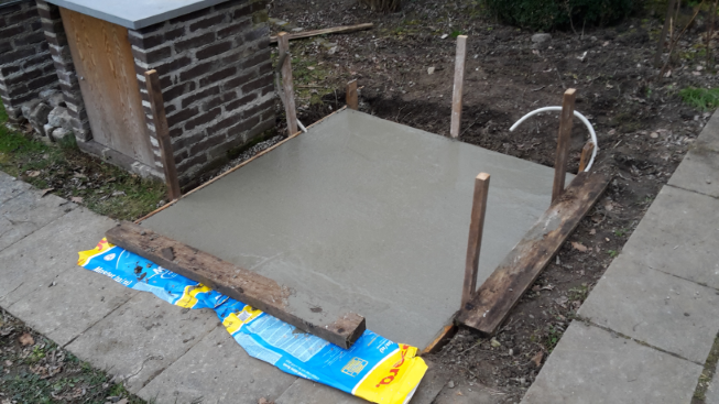 Die Bodenplatte in der Schalung.<br />(das Elektrorohr war ein Rest, den wir für eine spätere Stromleitung vorsehen wollten. Im Nachhinein haben wir festgestellt, dass es in der Ausführung wenig Sinn gemacht hat.. Naja ein paar Meter graben sparen wir uns :-D)