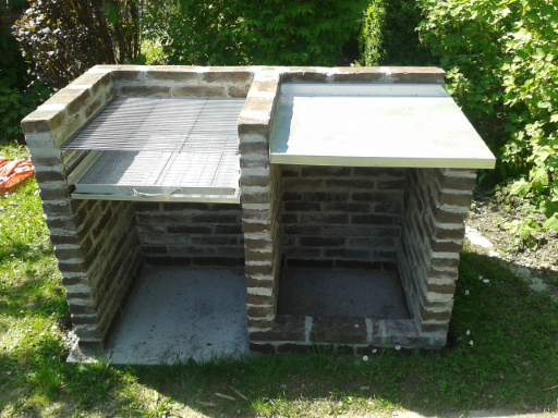 Der fertige Grill (fehlt nur noch die Holztüre)