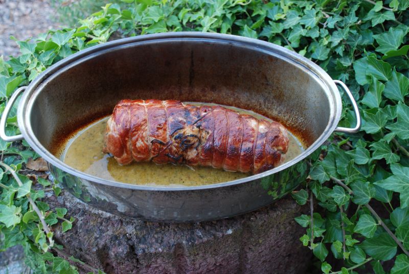 den Spießbraten gedreht und Gemüsefond nachgefüllt