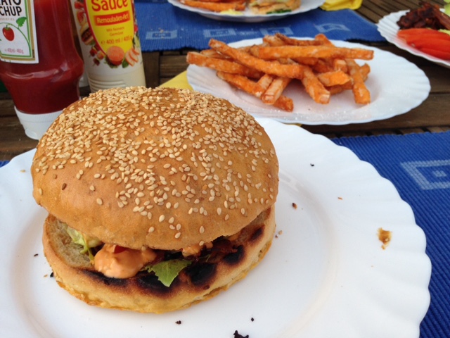 Burger komplett mit Süsskartoffel Pommes