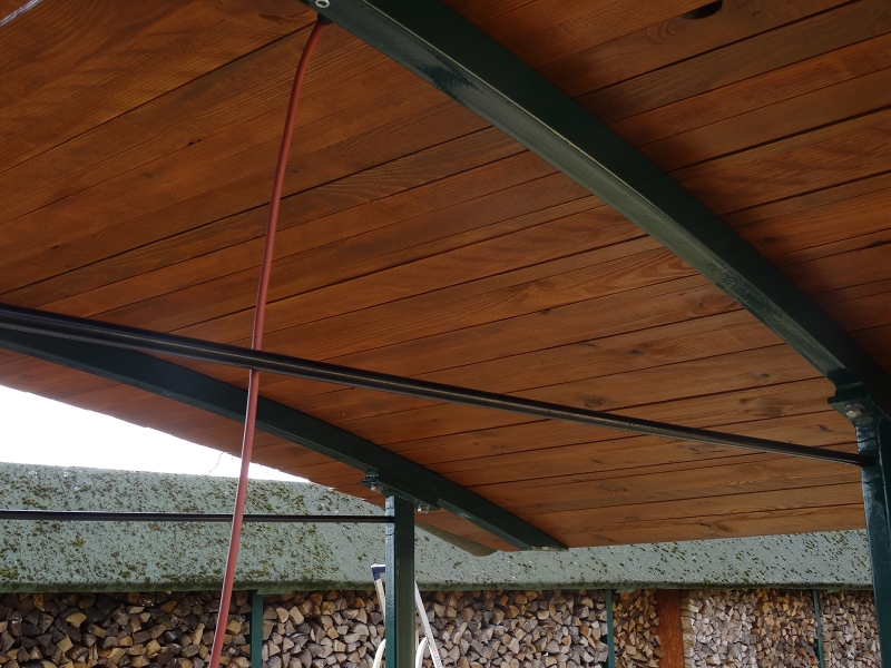 Holz gestrichen, Metall gepulvert