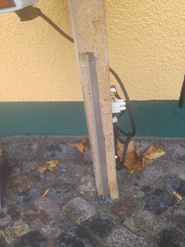 an den Schienen wird das Teil eingehangen