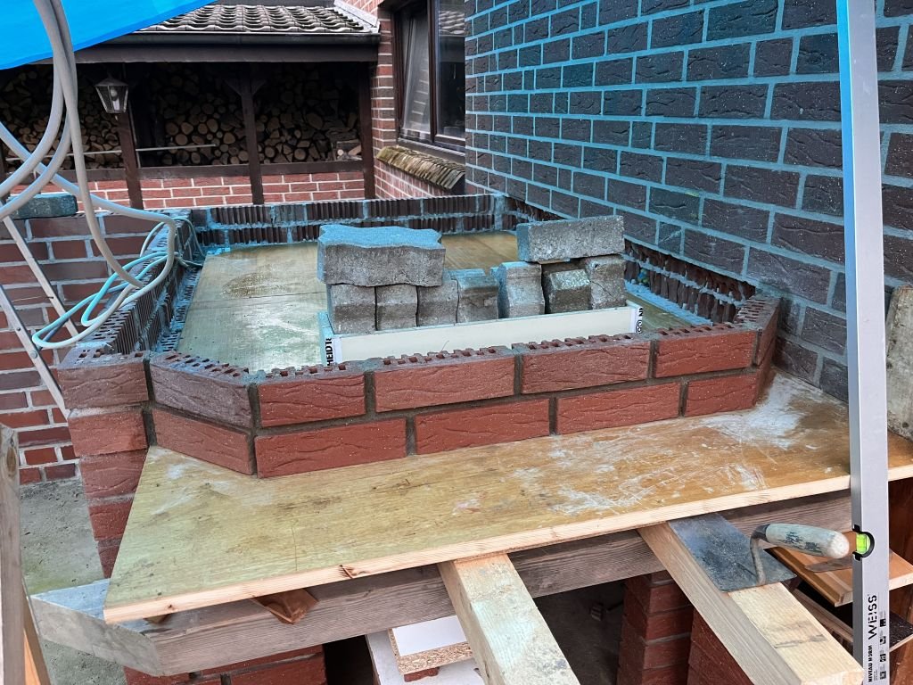 Den Erker haben wir "kalt" auf die Schalung gemauert. Um genügend Stabilität für das Gießen zu erreichen, wurde zusätzlich vor den Klinker noch ein hohes Kantholz geschraubt.