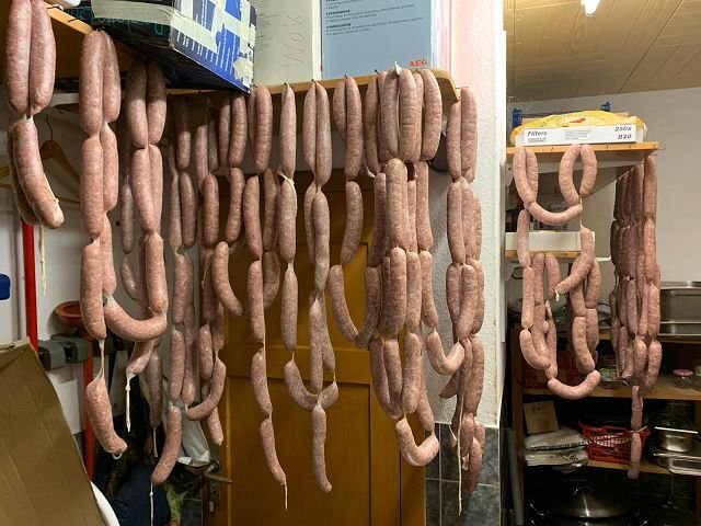 k-25kg Mettwürstchen zum Umröten aufgehangen.jpg