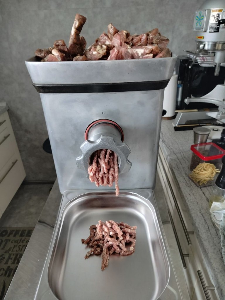 Bizerba kostete 300 €uro sah aus wie Sau. Total zerlegt , gereinigt, Ölwechsel, neue Füsse und neuer Stecker (ca. 100€). Fleisch ist angefroren, das macht dem gar nichts, läuft und läuft und läuft