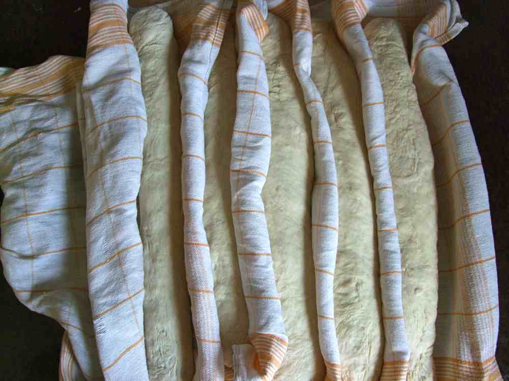 Die Baguettes sind geformt auf ca. 40 cm, so passen sie auch noch in den Backofen und ruhen nun für weitere 45 Min.