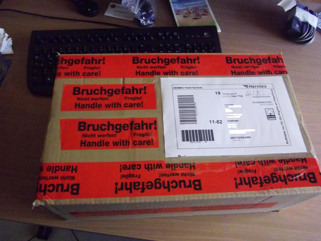 Mal schauen, was er gebracht hat.<br />Man hört nur ein gluckern aus dem paket.