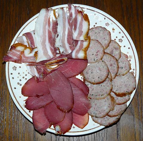 Bauch, Lende und &quot;Weißwurst&quot;, letztere schmeckt nach dem Räuchern nach Presskopf.