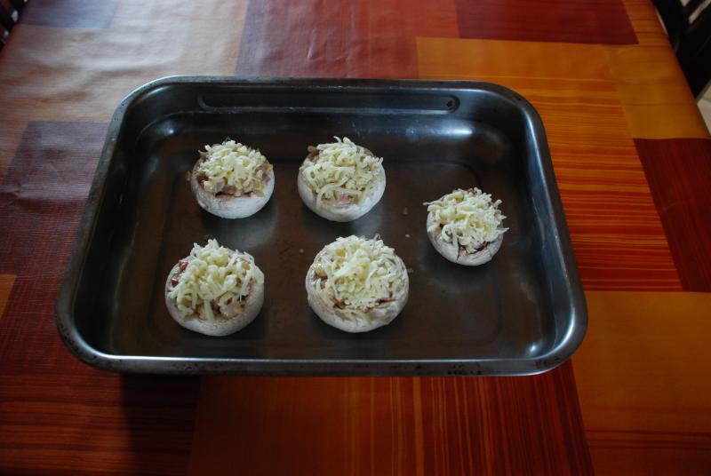 Pilze mit Käse belegt und fertig für den TO.