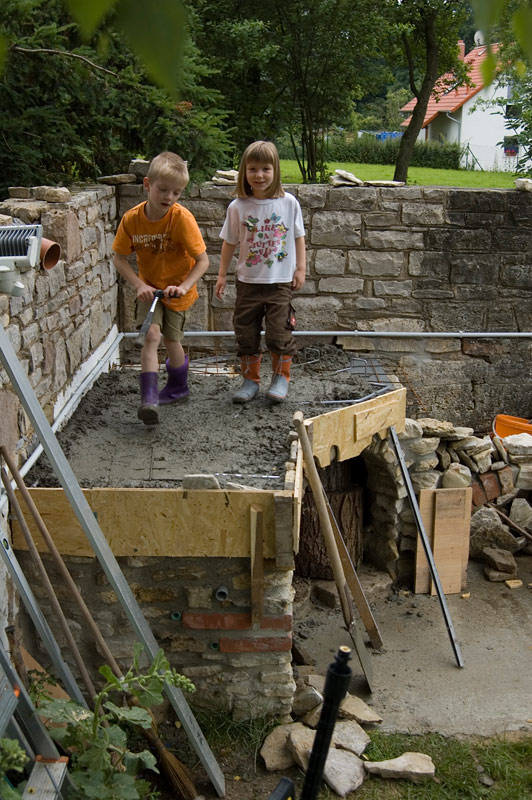die Kinder wollen natürlich mithelfen - bei dem Unterbau hatte ich keine Bedenken es könne einbrechen