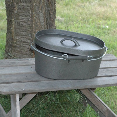 10 liter und der deckel<br />geht als grillplatte.<br />(gesehen bei CAMP OVEN.de)