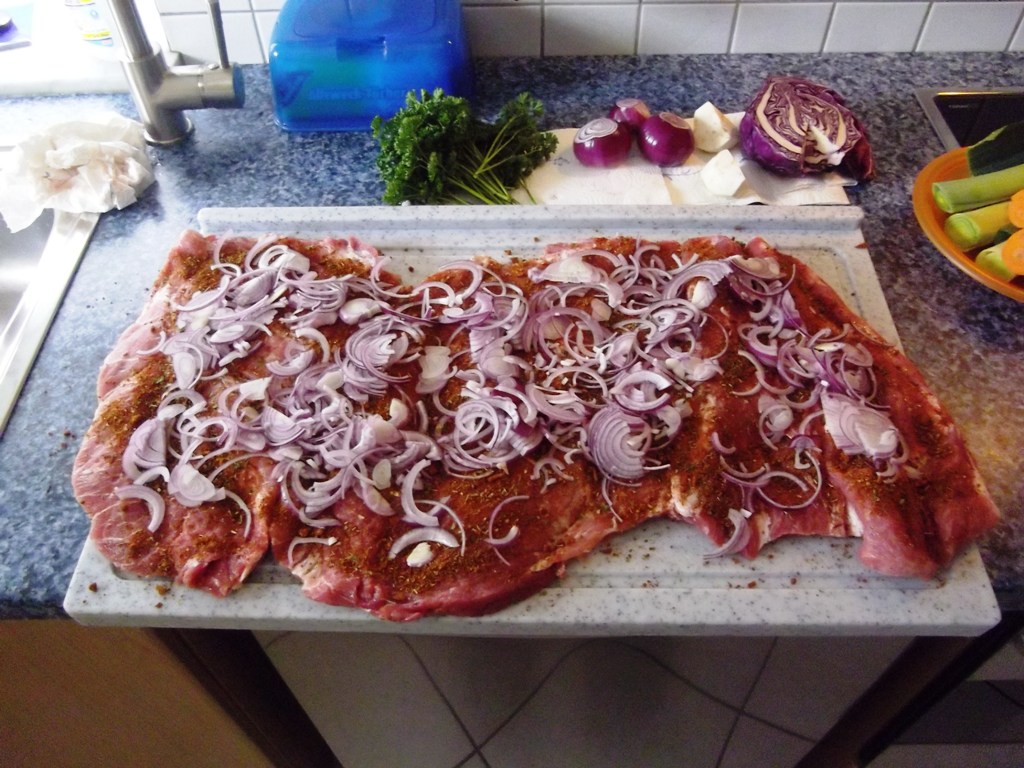 Nun kommt die "auflage",<br />Gyros-gewürzmischung, zwiebeln und<br />rotkraut.