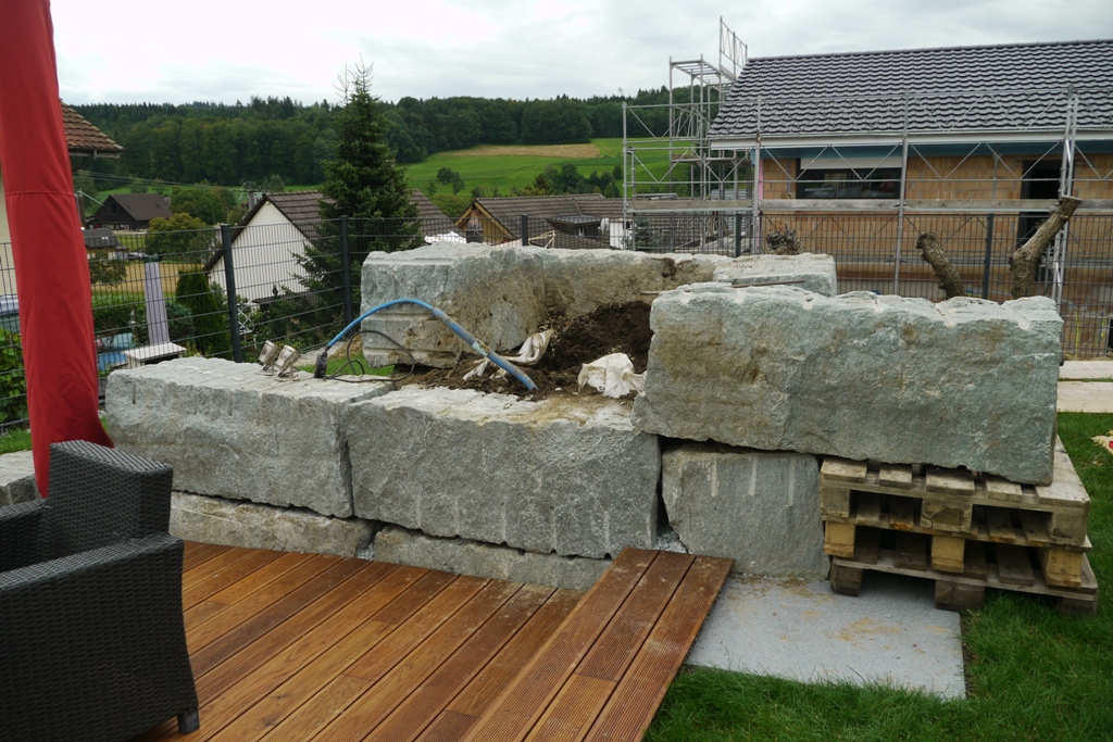 Olivenbaum mit Baukran entfernt und Steine versetzt.