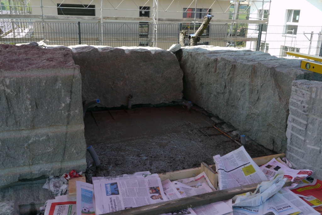 Etwas mehr als die Hälfte ist betoniert. Das Fundament hat eine Endstärke von ca. 18 - 20cm